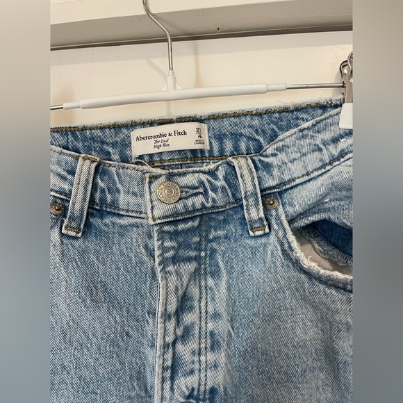 Abercrombie & Fitch The Dad High Rise Light Wash Jeans - Picture 2 of 6